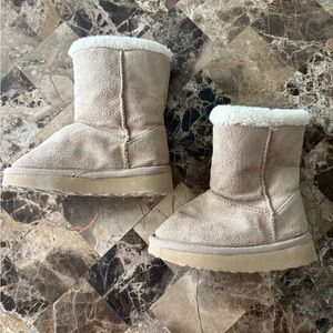 Cozy Tan Shearling Boots kids  size 6